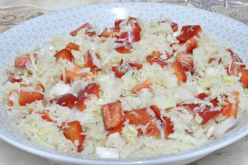 Zelný salát s červenými paprikami – Snadné recept z Česko kuchyně, hotový za Do 30 minut